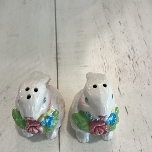 Vintage salt and‎ pepper, bunny shakers - Picture 2 of 6